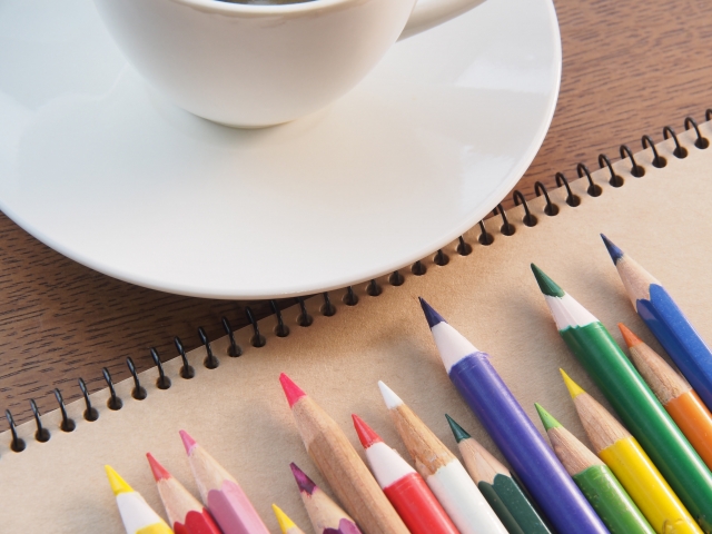 色鉛筆とコーヒー